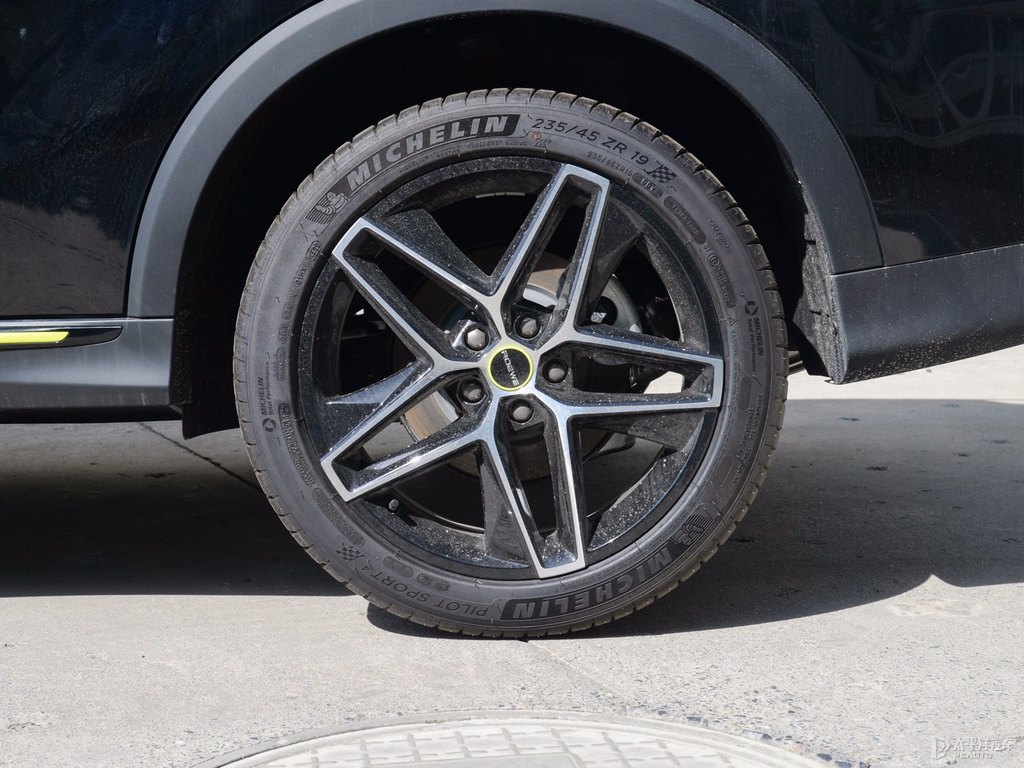 玄武黑榮威RX5車身外觀圖片
