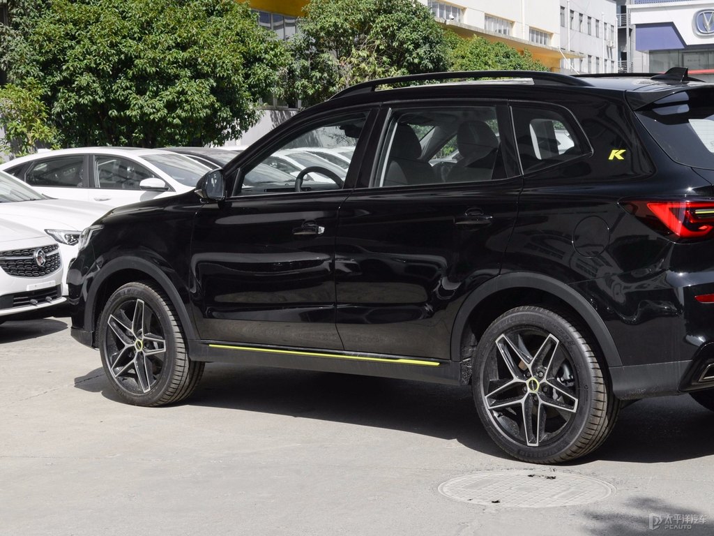 玄武黑榮威RX5車身外觀圖片
