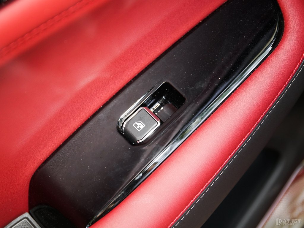 晶耀紅長(zhǎng)安CS85 COUPE車(chē)廂內(nèi)飾圖片