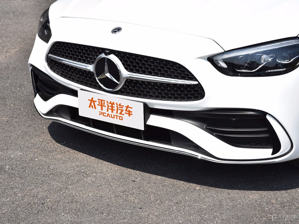 北極白奔馳C級車頭外觀圖片