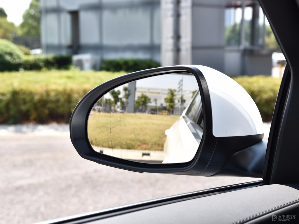 北極白奔馳C級(jí)車身外觀圖片