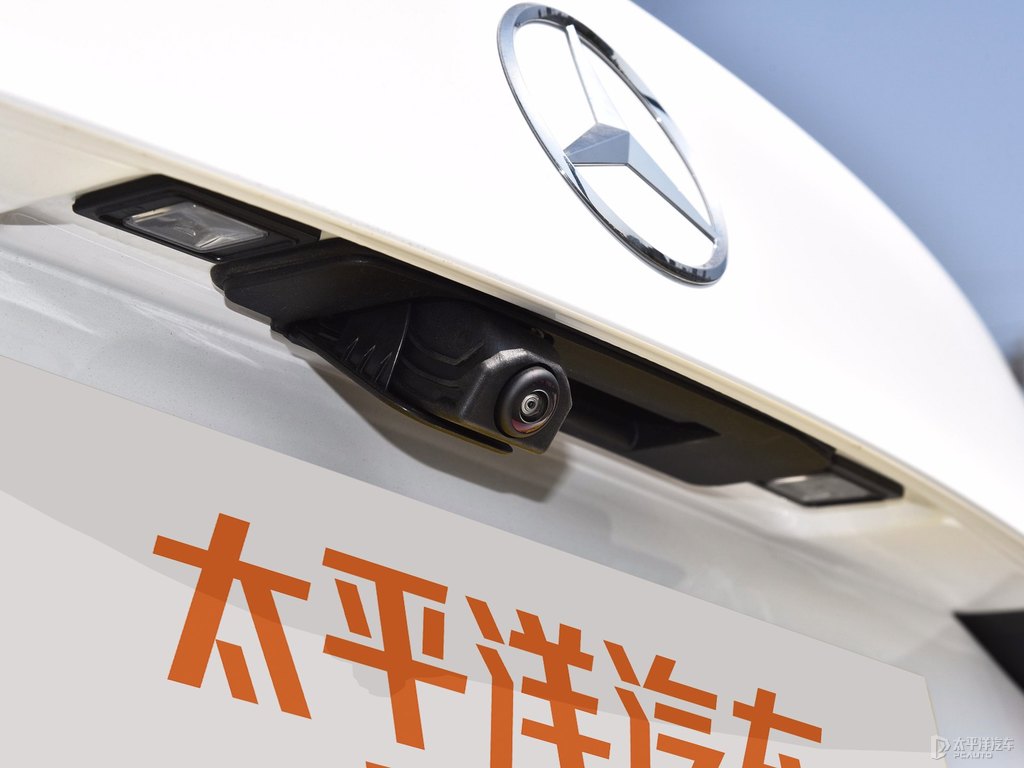 北極白奔馳C級車尾外觀圖片