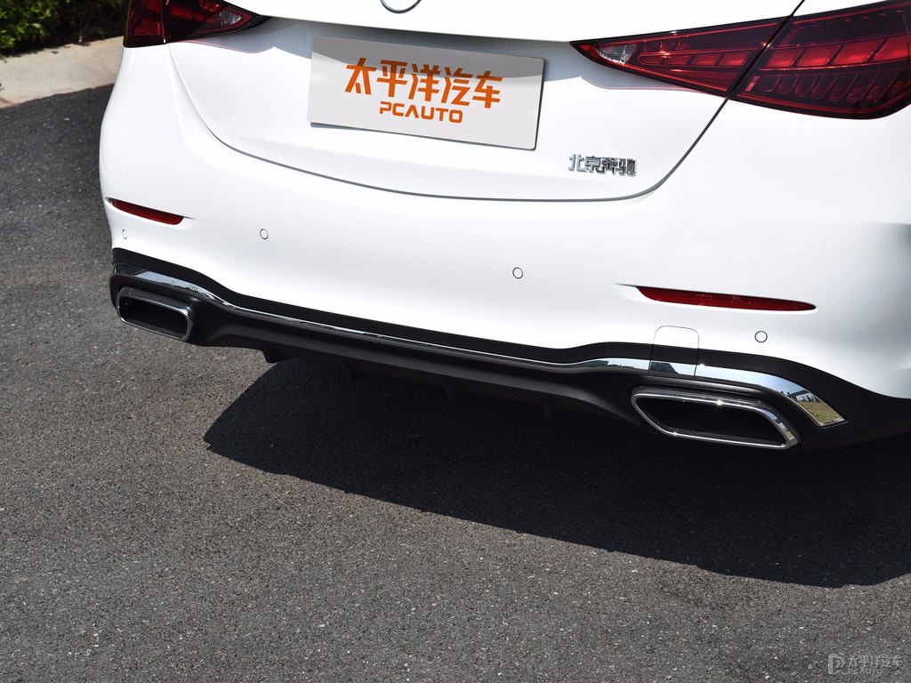 北極白奔馳C級(jí)車尾外觀圖片