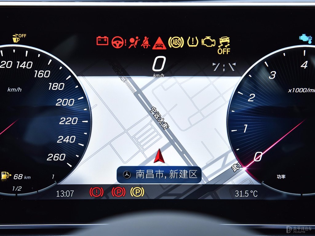 北極白奔馳C級中控內(nèi)飾圖片
