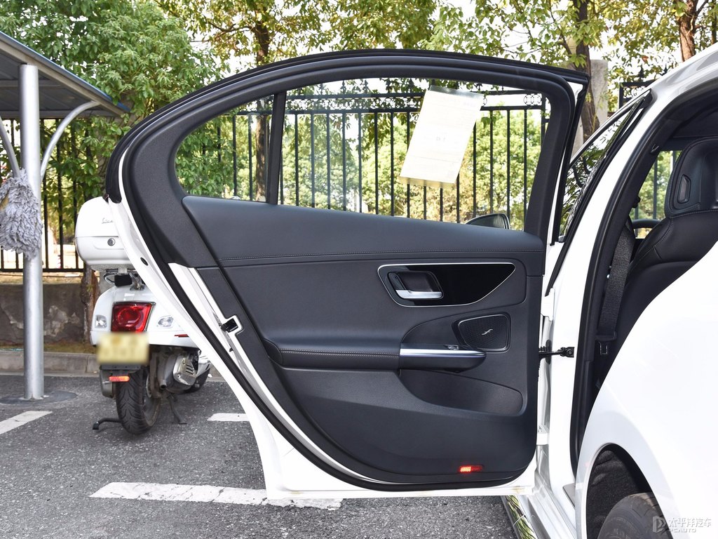 北極白奔馳C級(jí)車廂內(nèi)飾圖片