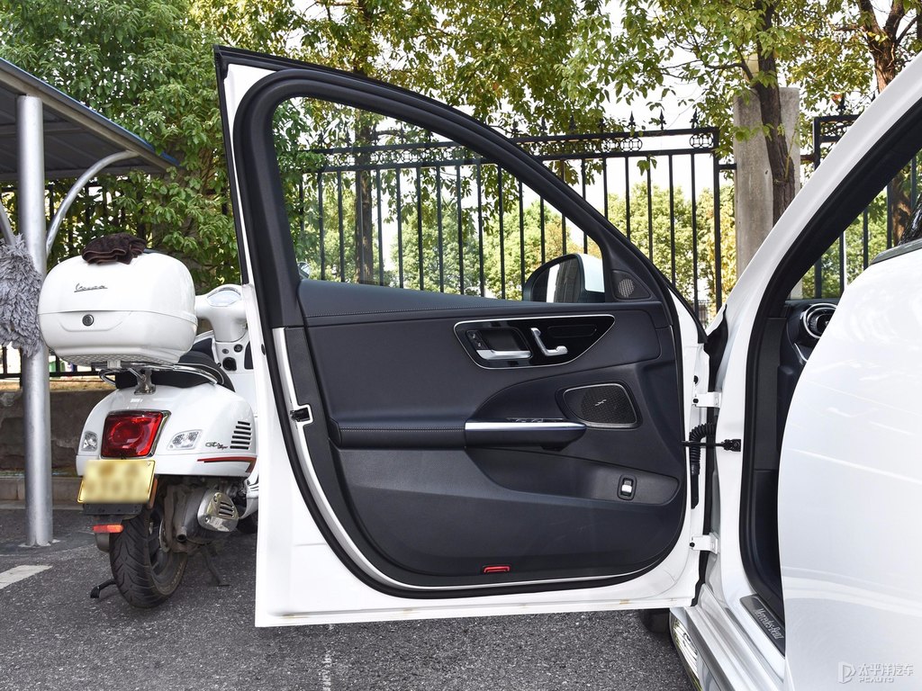 北極白奔馳C級(jí)車廂內(nèi)飾圖片