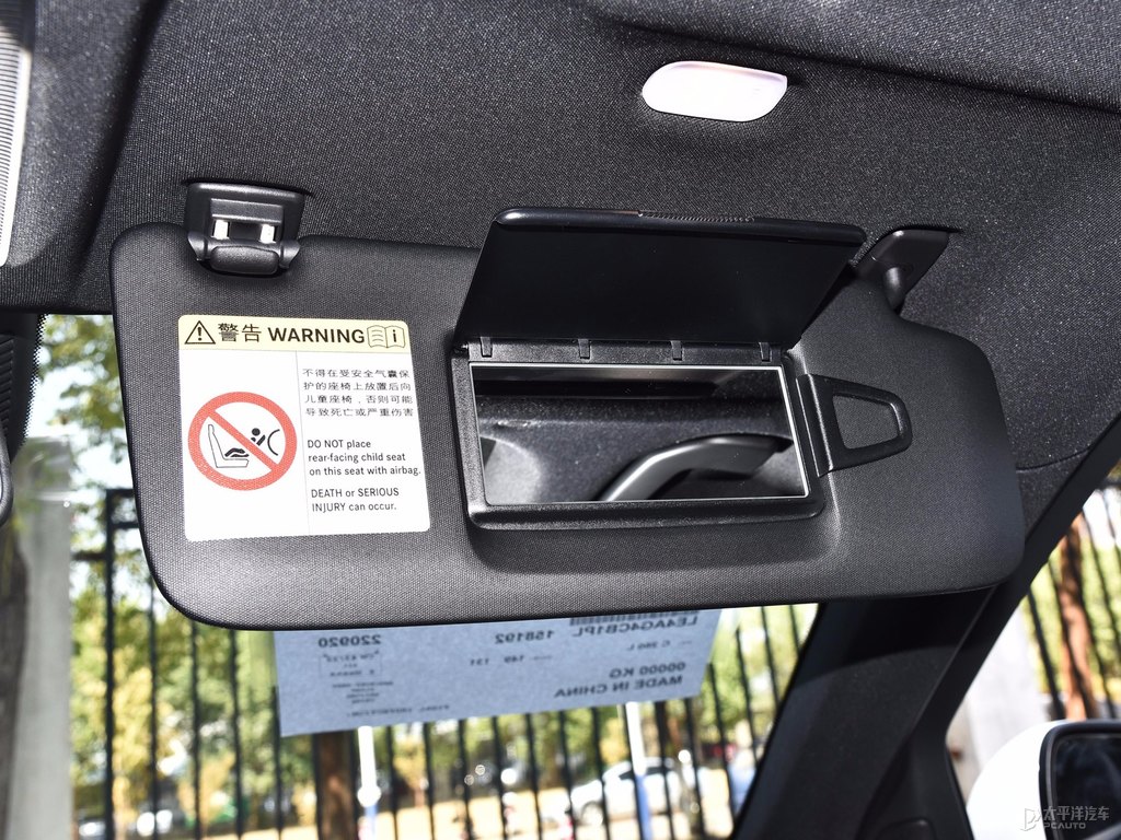 北極白奔馳C級車廂內(nèi)飾圖片