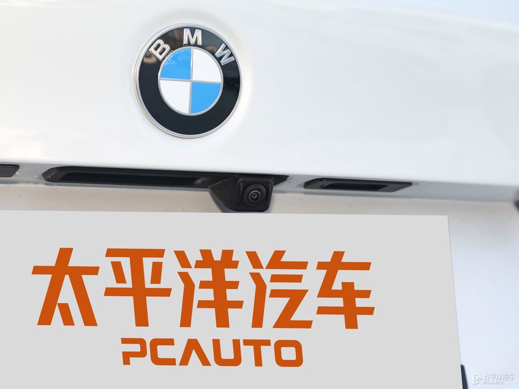 礦石白寶馬3系車尾外觀圖片