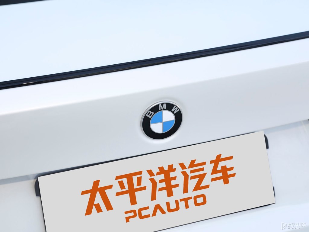 礦石白寶馬3系車尾外觀圖片