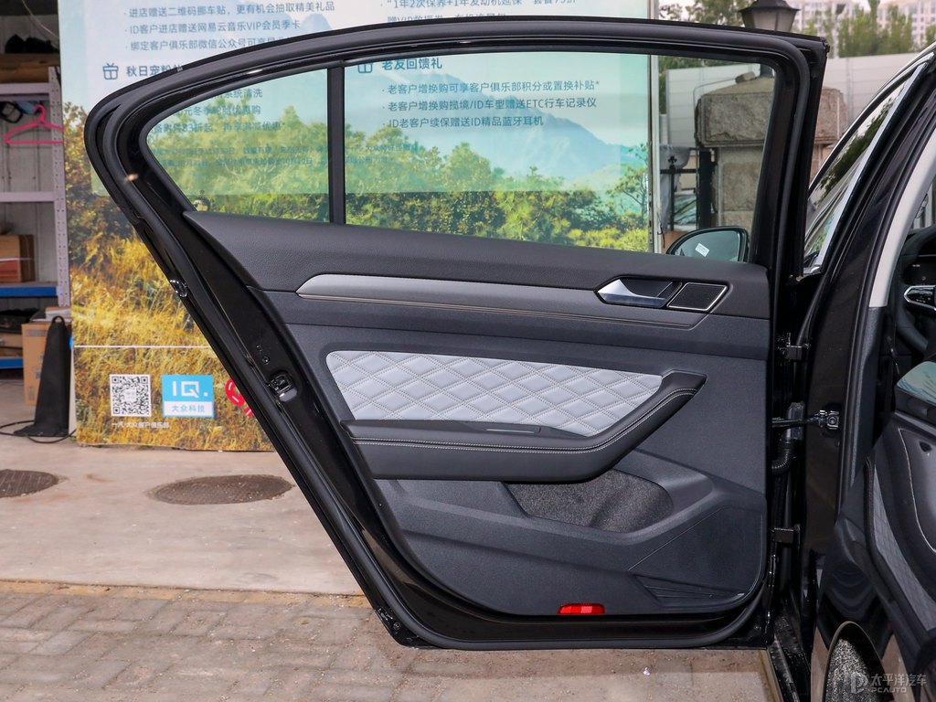 幻影黑邁騰車廂內(nèi)飾圖片
