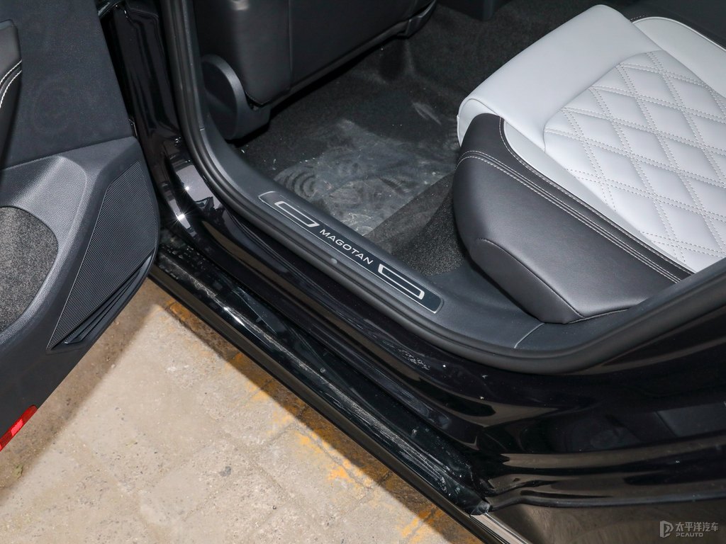 幻影黑邁騰車廂內(nèi)飾圖片