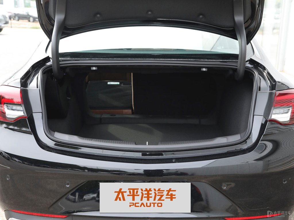 墨玉黑君威后備廂空間圖片