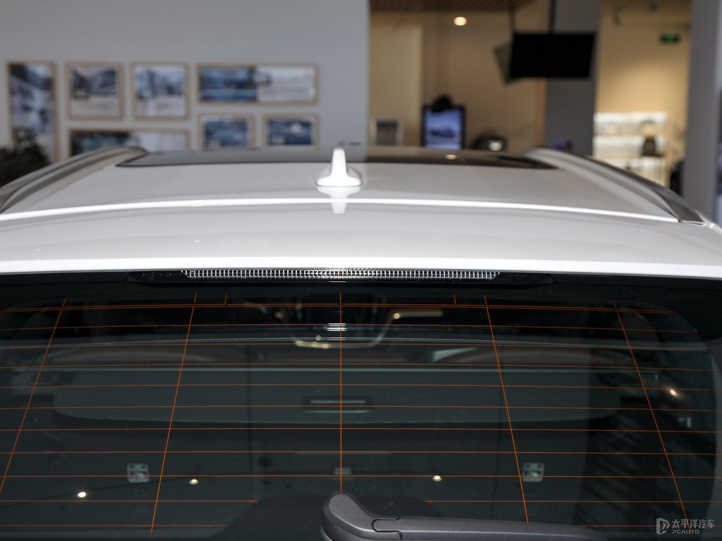 水晶白沃爾沃V60車尾外觀圖片