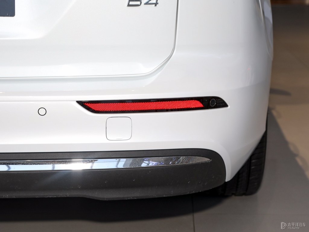 水晶白沃爾沃V60車尾外觀圖片