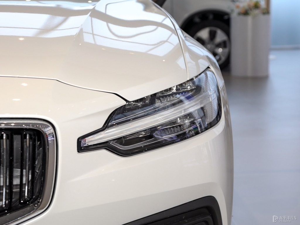 水晶白沃爾沃V60車頭外觀圖片