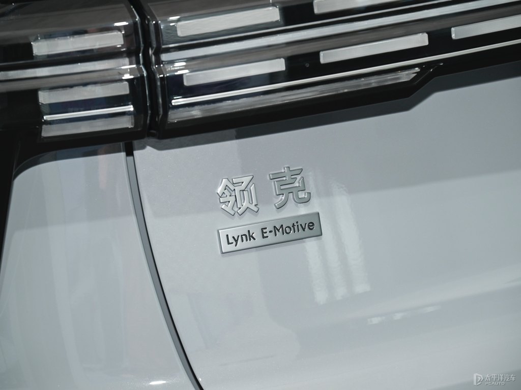 拂曉藍(lán)領(lǐng)克01車(chē)尾外觀圖片
