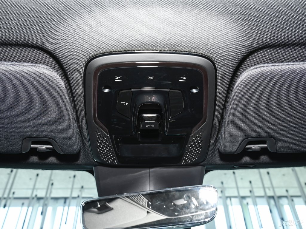 拂曉藍領克01車廂內飾圖片