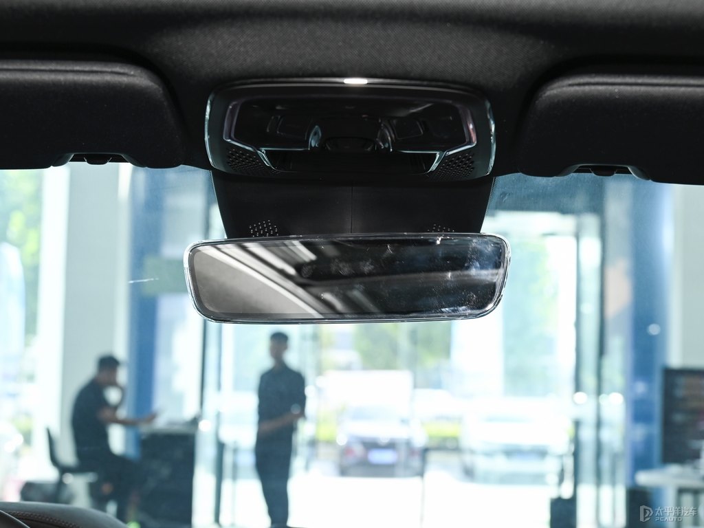 拂曉藍(lán)領(lǐng)克01車廂內(nèi)飾圖片