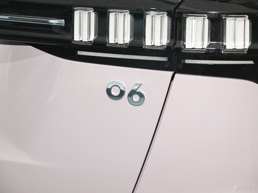 黑色+粉色領(lǐng)克06車尾外觀圖片