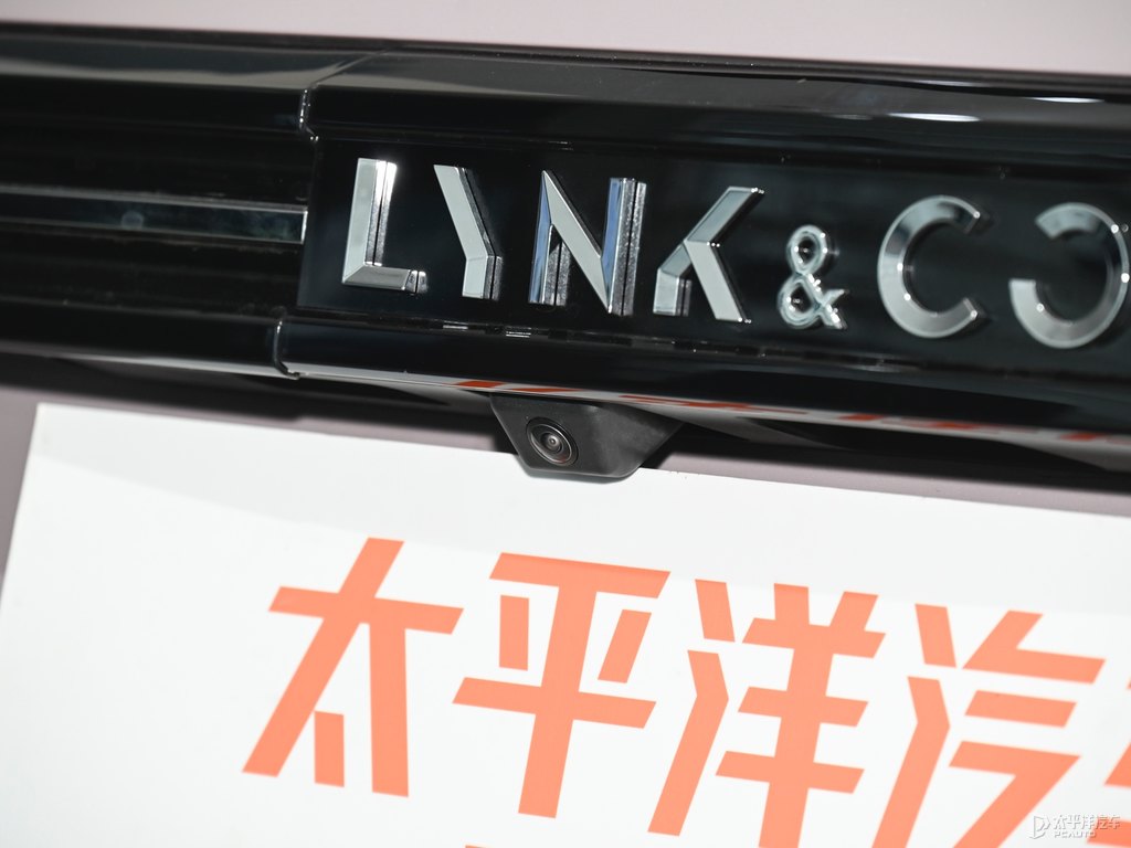 黑色+粉色領克06車尾外觀圖片