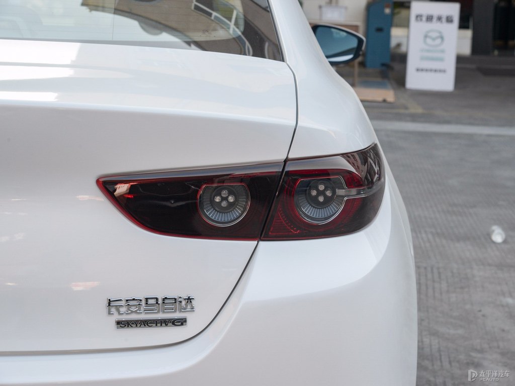 珠光白馬自達(dá)3 昂克賽拉車尾外觀圖片