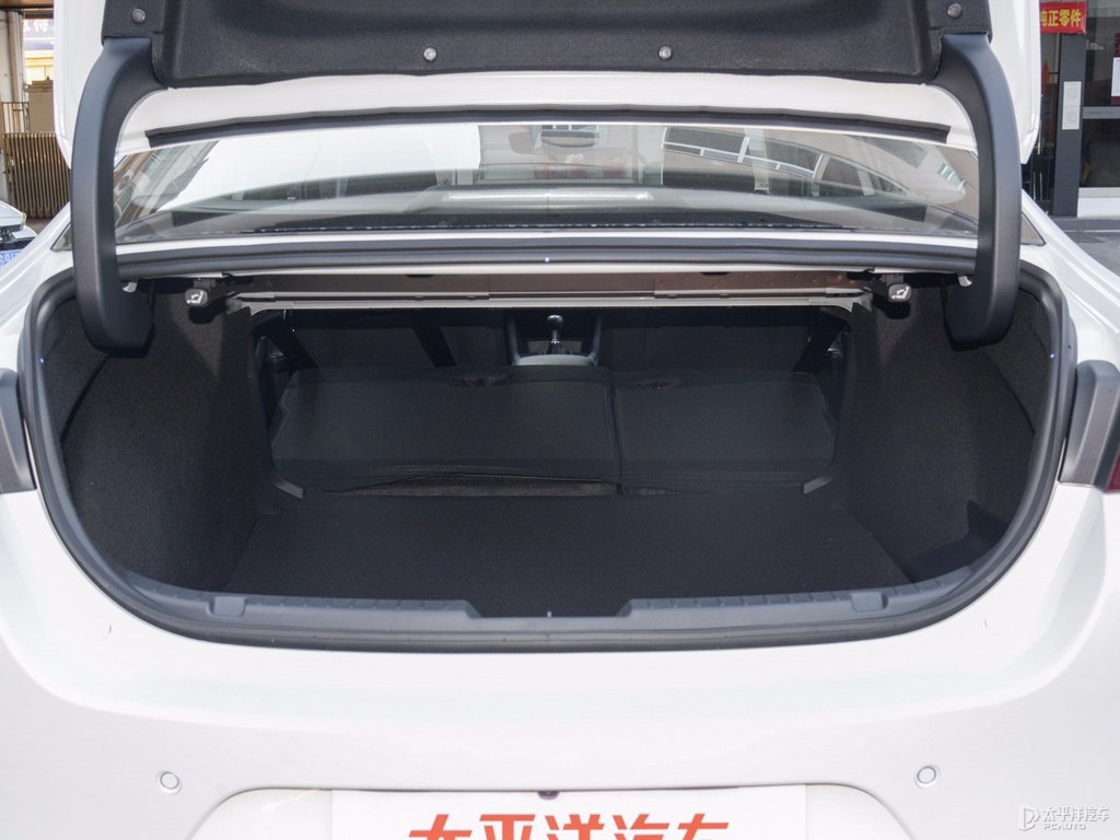 珠光白馬自達3 昂克賽拉后備廂空間圖片