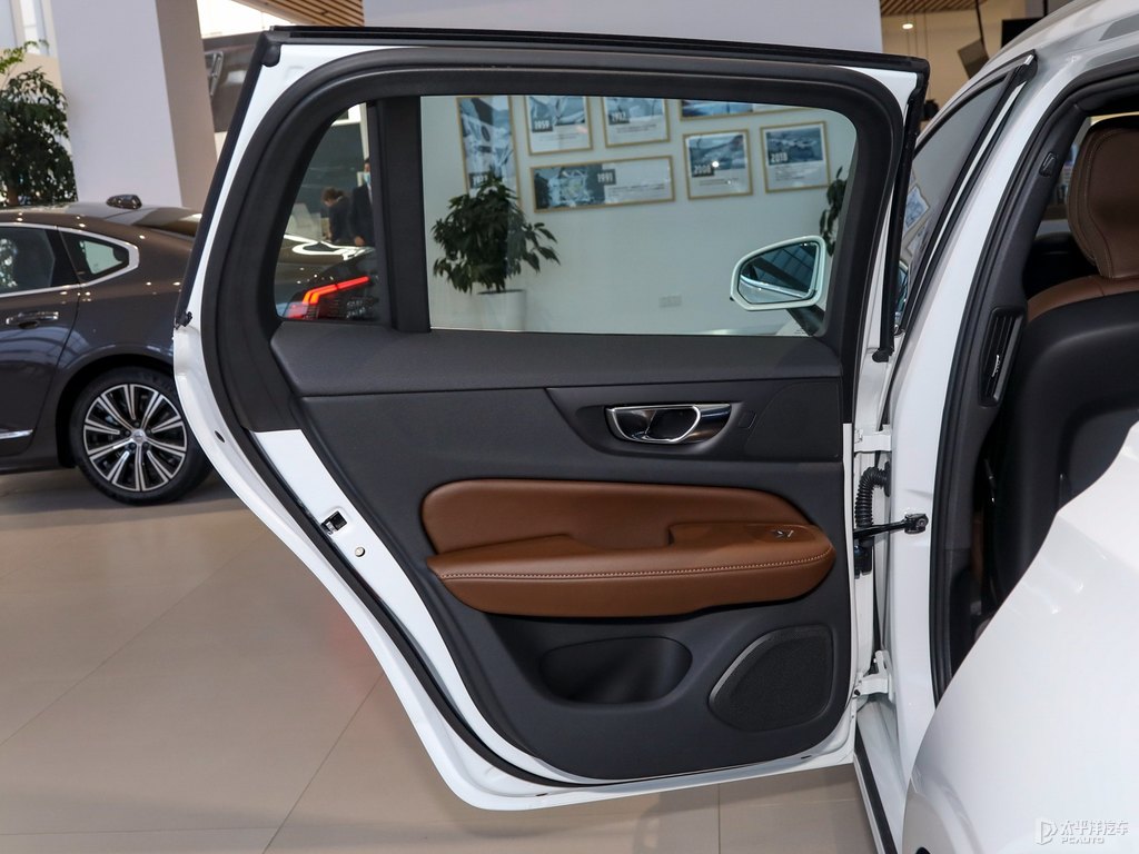 水晶白沃爾沃V60車廂內飾圖片