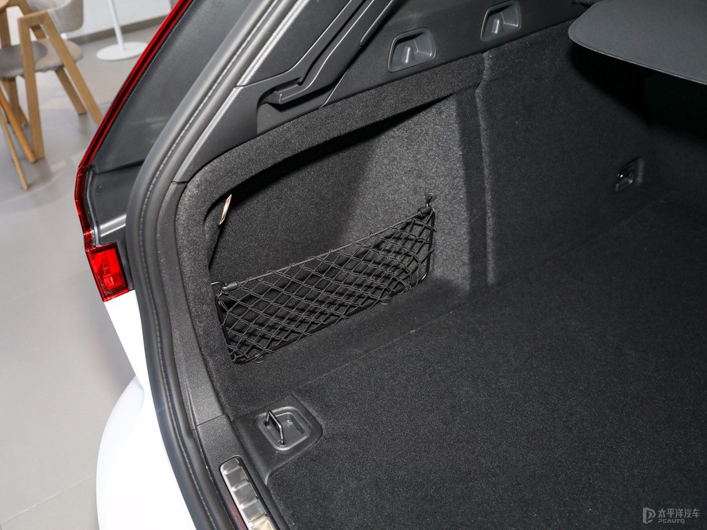 水晶白沃爾沃V60后備廂空間圖片