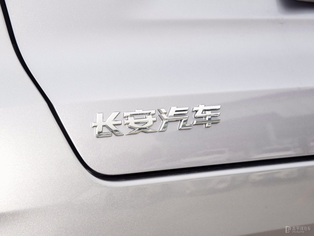炫銀灰長(zhǎng)安CS85 COUPE車尾外觀圖片