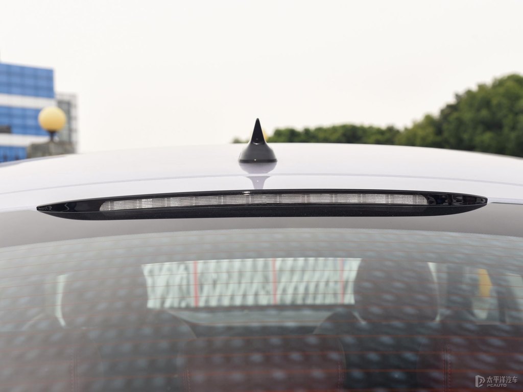 炫銀灰長安CS85 COUPE車尾外觀圖片
