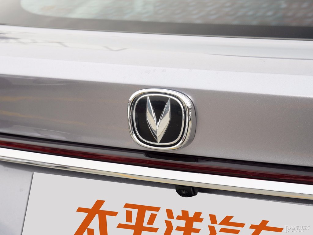 炫銀灰長(zhǎng)安CS85 COUPE車尾外觀圖片