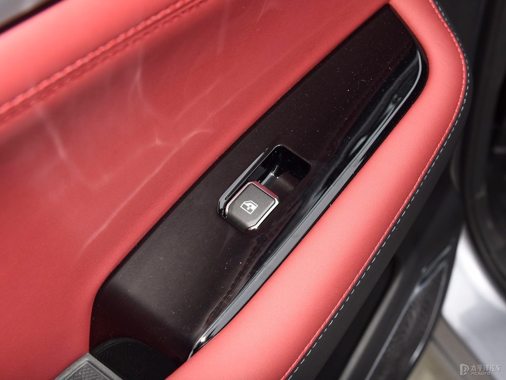 炫銀灰長安CS85 COUPE車廂內(nèi)飾圖片