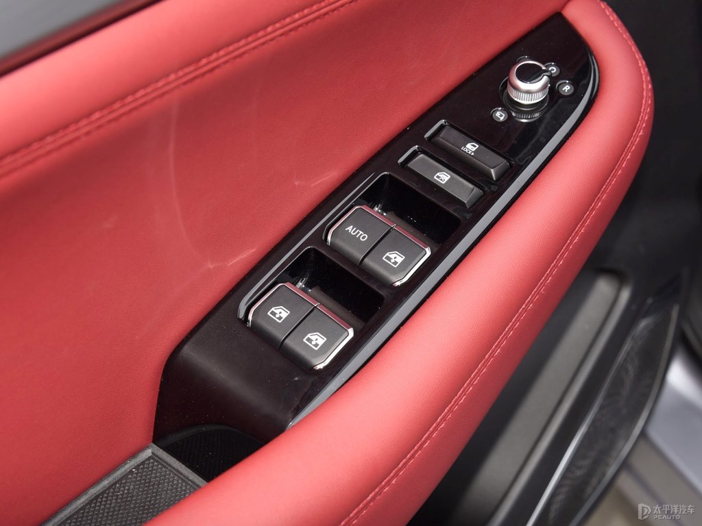 炫銀灰長(zhǎng)安CS85 COUPE車廂內(nèi)飾圖片