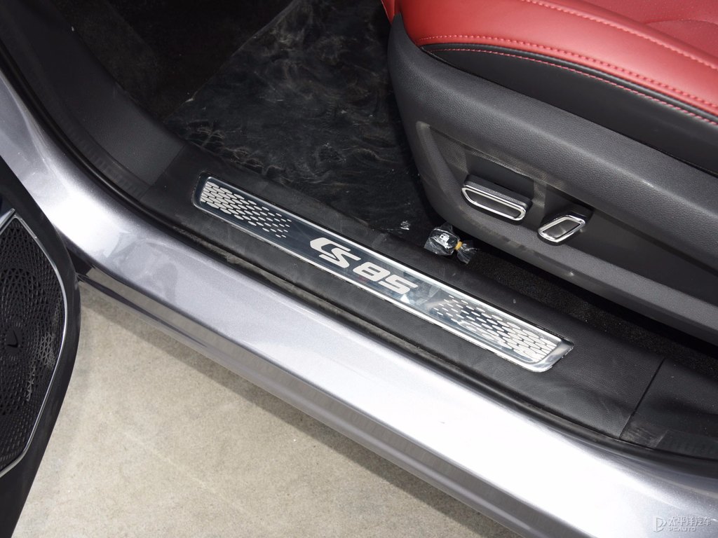 炫銀灰長(zhǎng)安CS85 COUPE車廂內(nèi)飾圖片