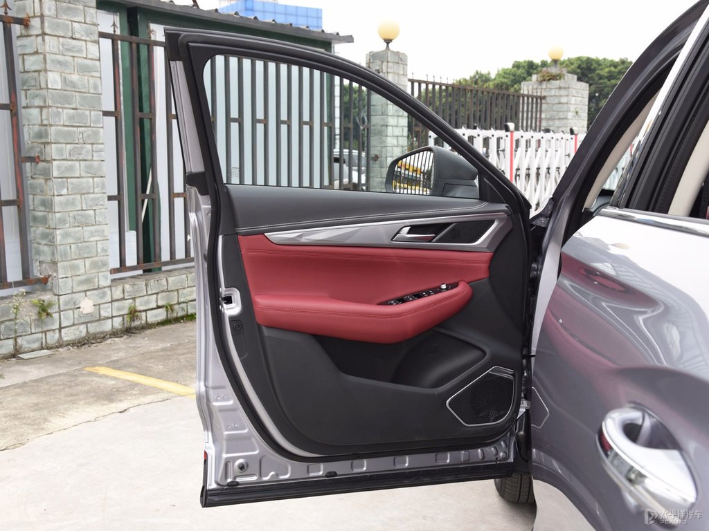 炫銀灰長(zhǎng)安CS85 COUPE車(chē)廂內(nèi)飾圖片