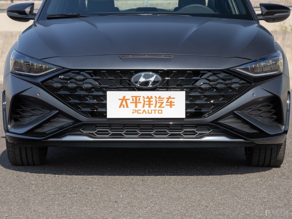 鈦金灰LA FESTA菲斯塔車頭外觀圖片