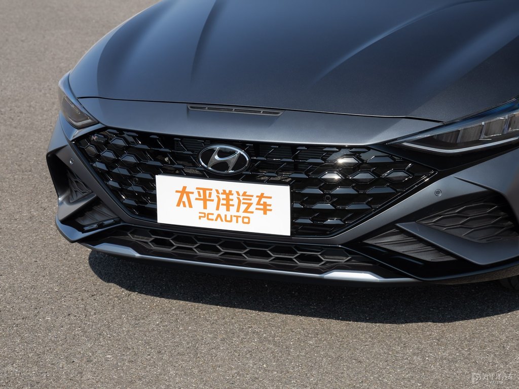 鈦金灰LA FESTA菲斯塔車(chē)頭外觀圖片
