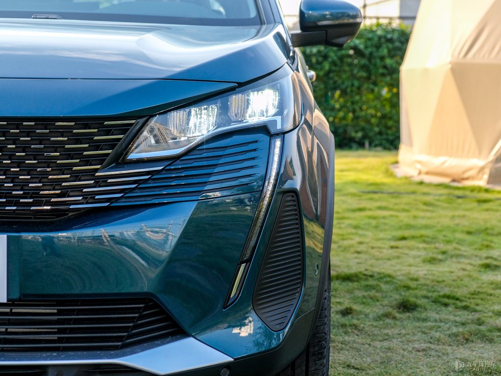 冰山藍標致5008車頭外觀圖片
