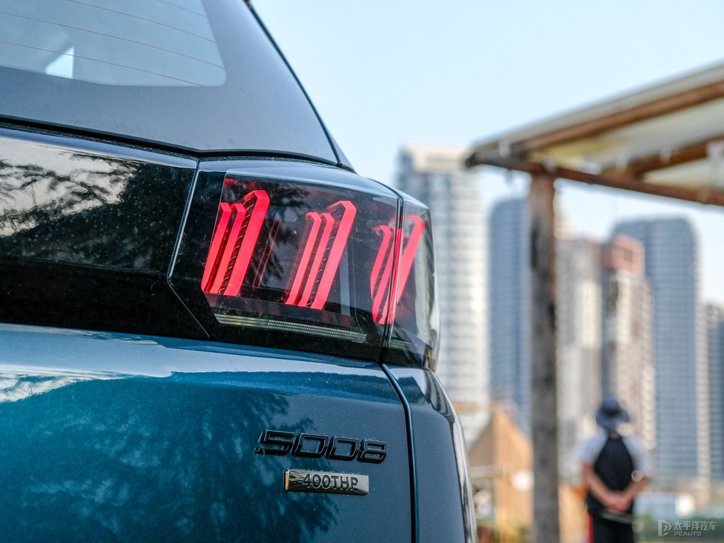 冰山藍標致5008車尾外觀圖片