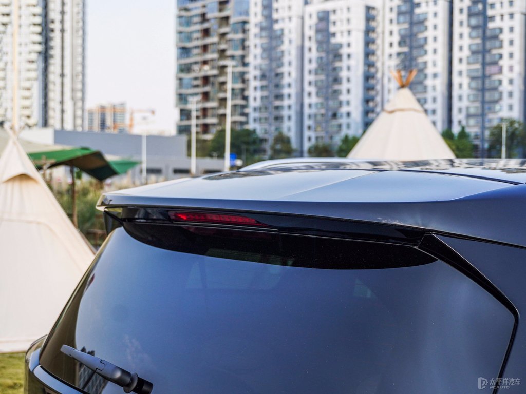 青巖灰標(biāo)致5008車尾外觀圖片