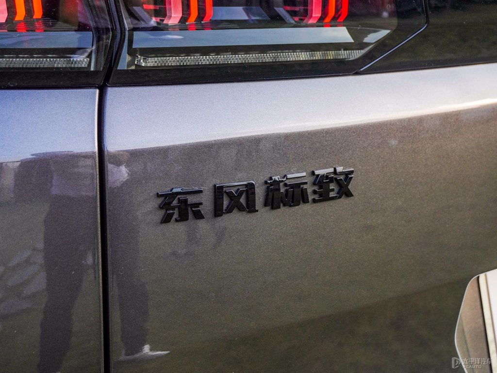青巖灰標致5008車尾外觀圖片