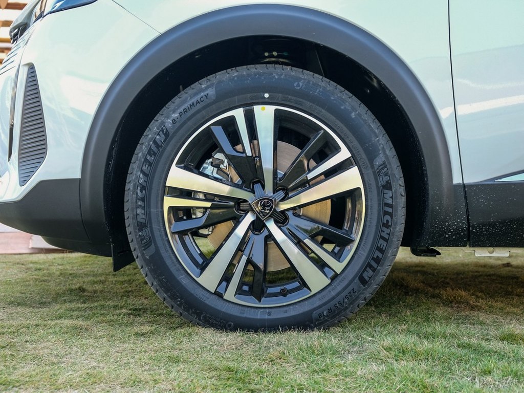 珠光白標致5008車身外觀圖片
