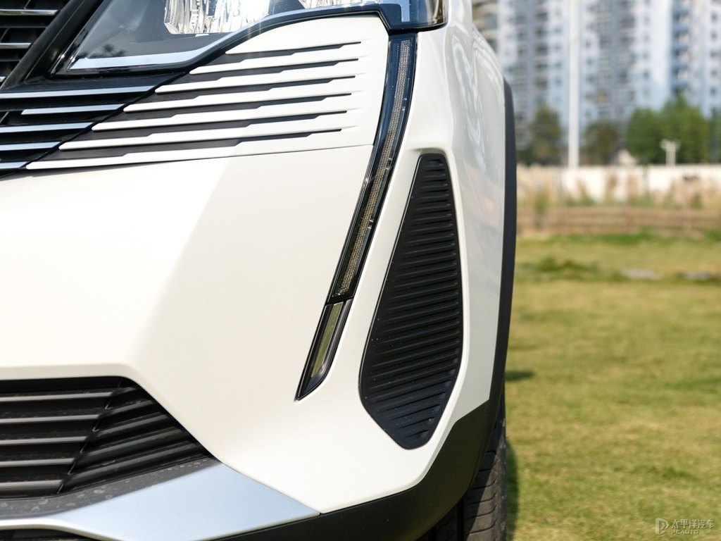 珠光白標(biāo)致5008車(chē)頭外觀圖片