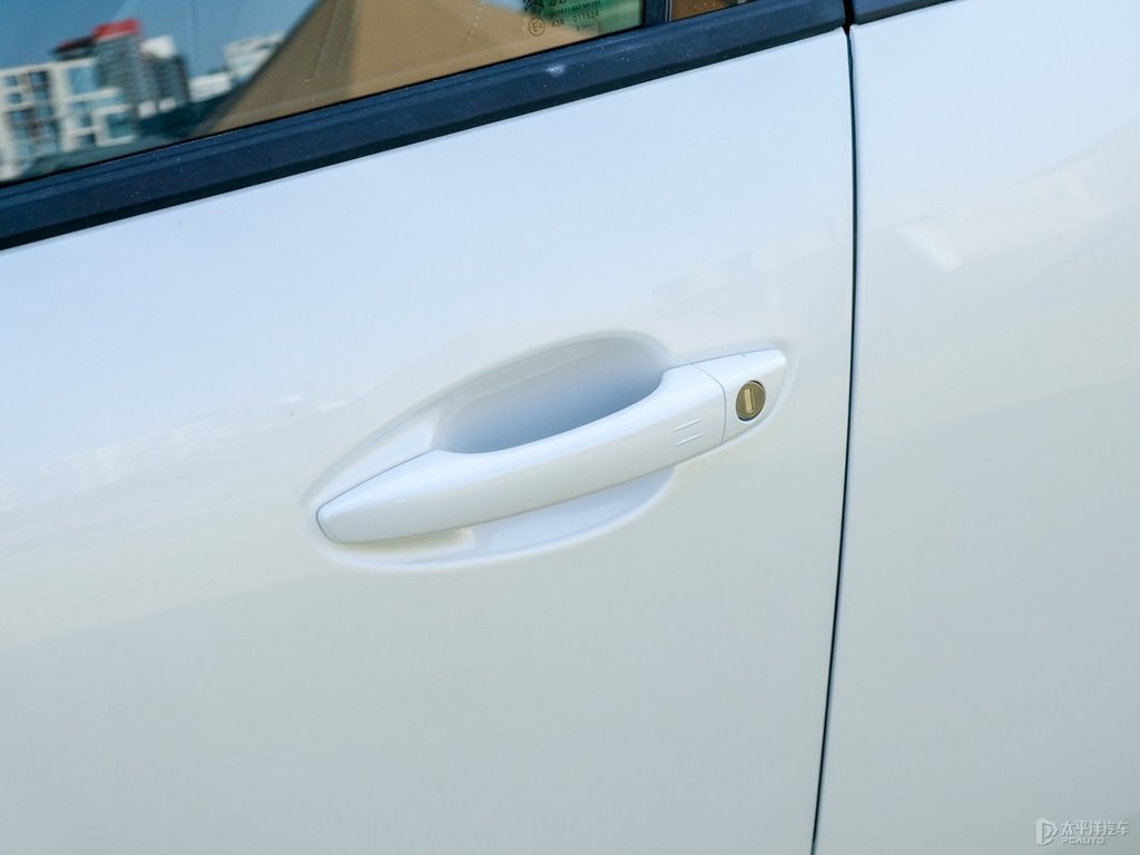 珠光白標致5008車身外觀圖片
