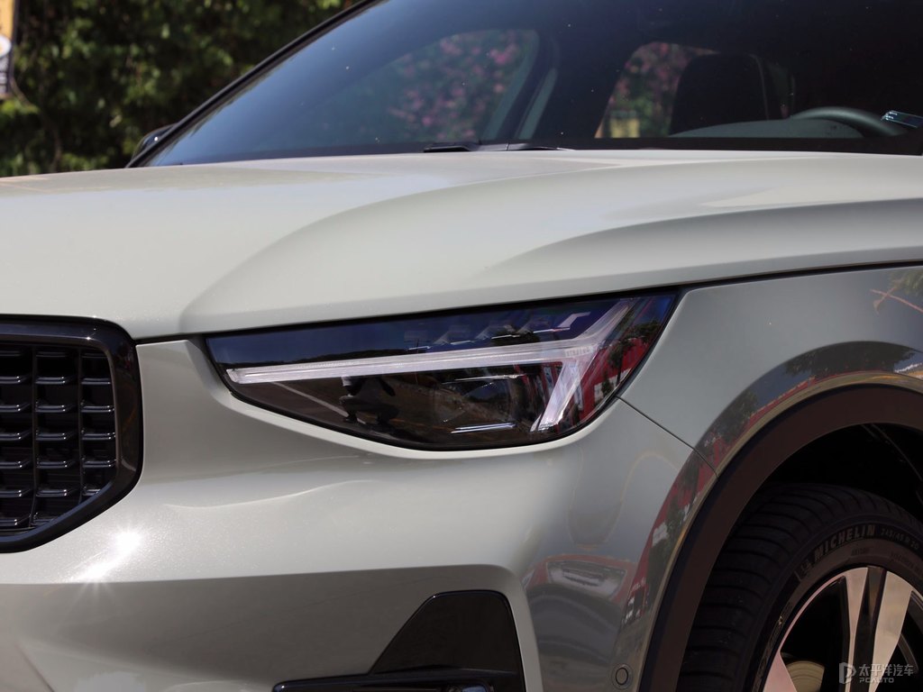 沙漠綠沃爾沃XC40車頭外觀圖片