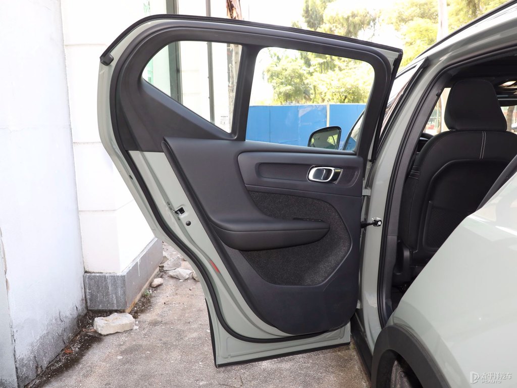 沙漠綠沃爾沃XC40車廂內飾圖片