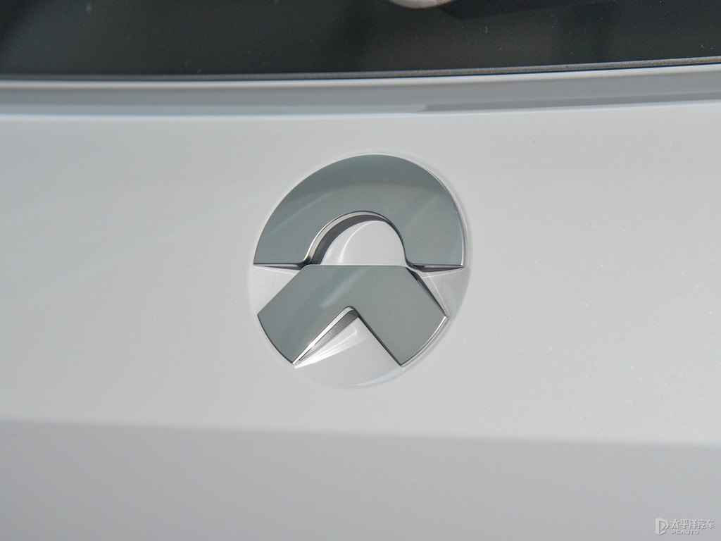 星灰蔚來ES8車尾外觀圖片