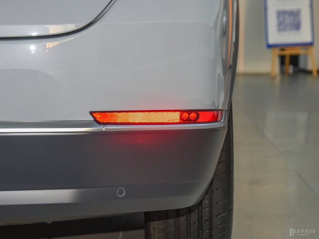 星灰蔚來ES8車尾外觀圖片