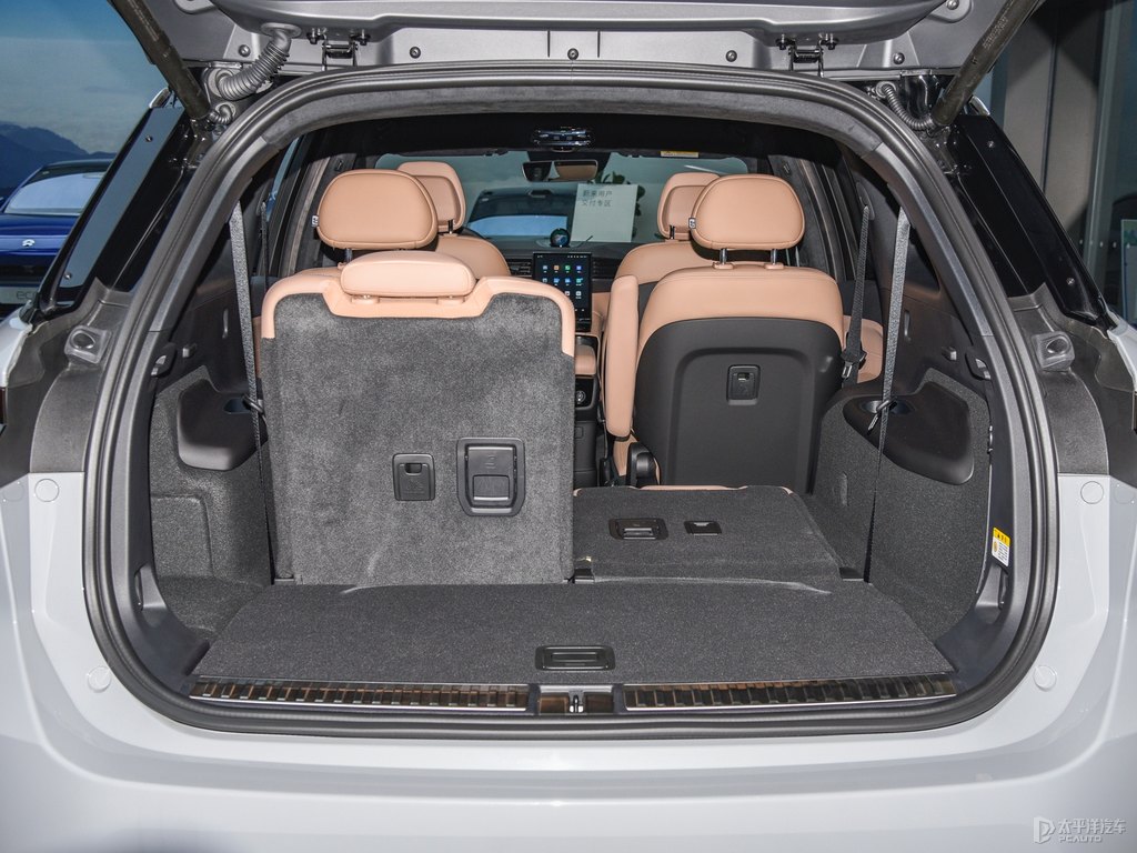 星灰蔚來ES8后備廂空間圖片