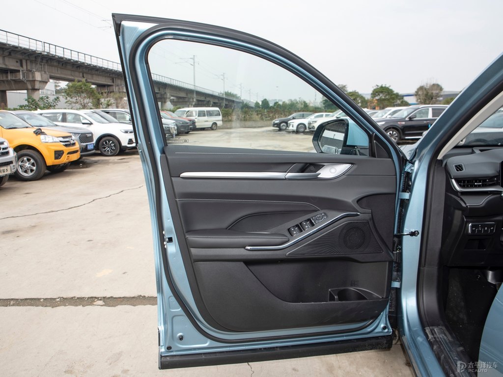 青礬綠哈弗H6車廂內(nèi)飾圖片